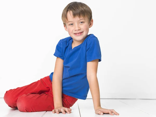 Schattige Zes Jarige Jongen Rode Broek Blauw Shirt Glimlachen Kijken — Stockfoto