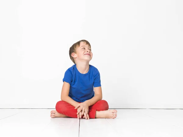 Ragazzo Sei Anni Pantaloni Rossi Shirt Blu Sorridente Guardando Alto — Foto Stock