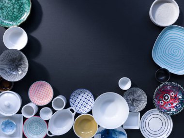 siyah arka plan üzerine beyaz ve renkli sofra topluluğu 