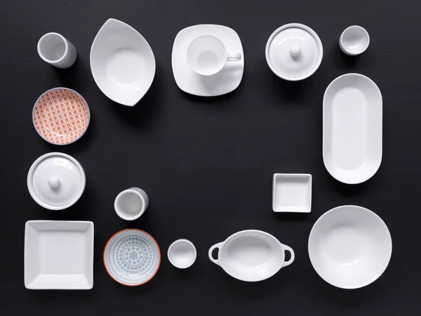 Коллекция Посуды Белого Цветного Цвета Черном Фоне — стоковое фото