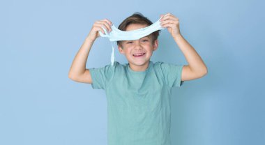 küçük çocuk ile mavi arka plan önünde ev yapımı çamur ile oynarken eğleniyor çalış 