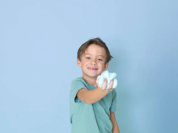 Kleiner Junge Spielt Spaß Beim Spielen Mit Selbstgemachtem Schleim Vor — Stockfoto