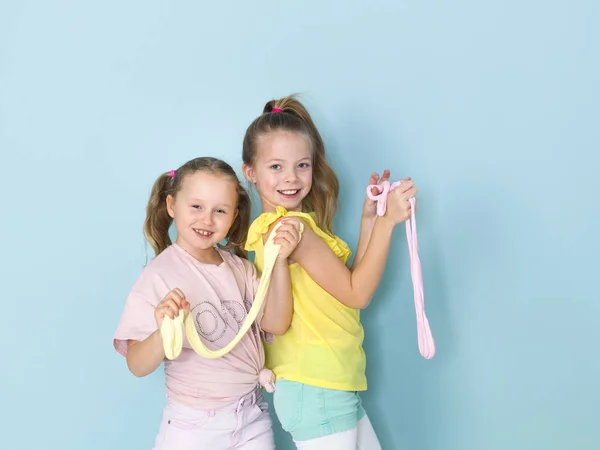 Två Vackra Små Flickor Leker Med Hemmagjord Slem Och Att — Stockfoto