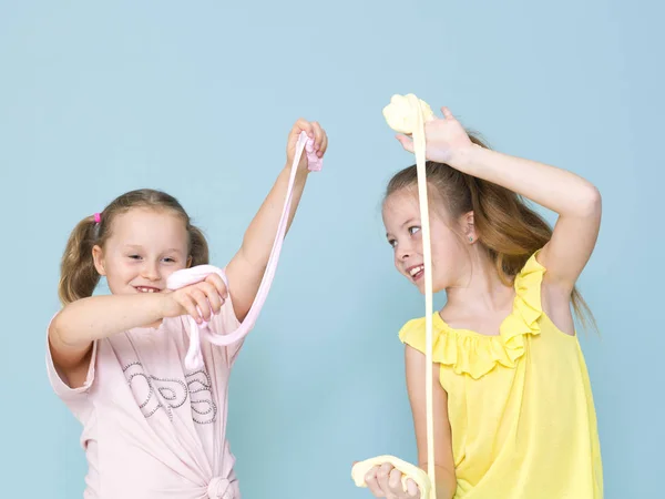 Zwei Hübsche Kleine Mädchen Spielen Mit Selbstgemachtem Schleim Und Haben — Stockfoto