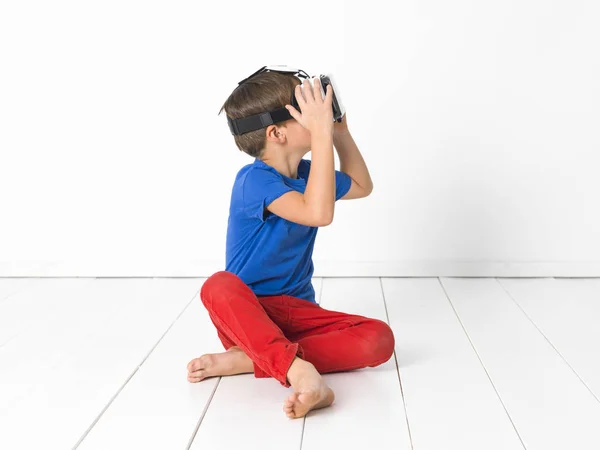 Serin Küçük Çocuk Kırmızı Pantolon Mavi Shirt Sanal Gözlük Evde — Stok fotoğraf