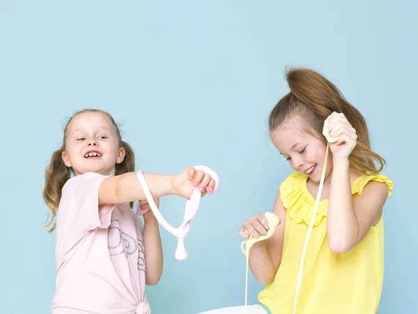Zwei Hübsche Kleine Mädchen Spielen Mit Selbstgemachtem Schleim Und Haben — Stockfoto
