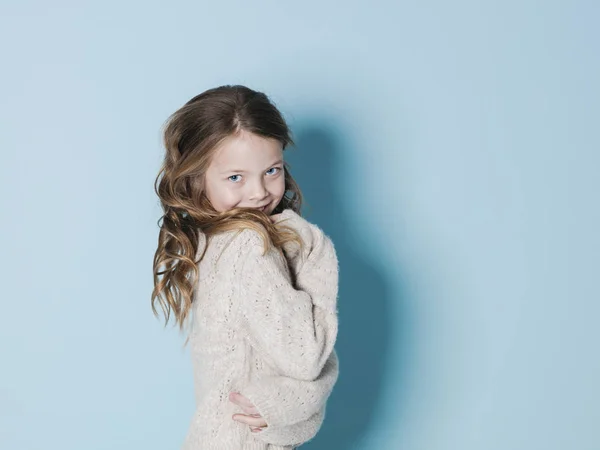 Krásná Cool Dívka Která Nosí Vlněný Svetr Pózuje Před Modrým — Stock fotografie