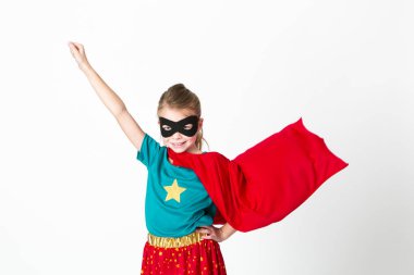 siyah maske ve kırmızı pelerin beyaz arka plan önünde poz ile sarışın supergirl