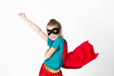 siyah maske ve kırmızı pelerin beyaz arka plan önünde poz ile sarışın supergirl