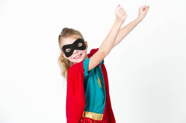 siyah maske ve kırmızı pelerin beyaz arka plan önünde poz ile sarışın supergirl
