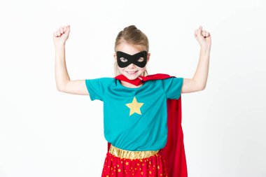 siyah maske ve kırmızı pelerin beyaz arka plan önünde poz ile sarışın supergirl