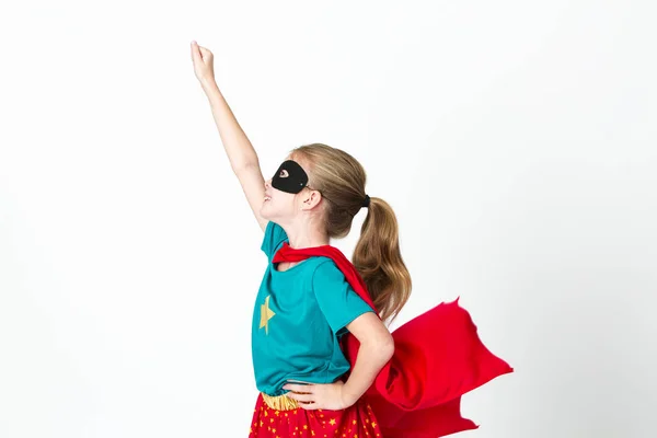 Blondes Supergirl Mit Schwarzer Maske Und Rotem Umhang Posiert Vor — Stockfoto