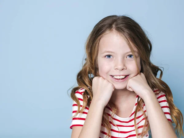 Retrato Menina Bonita Com Cabelo Encaracolado Shirt Listrada Sorrindo Olhando — Fotografia de Stock