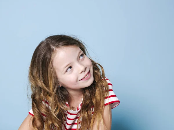 Retrato Menina Bonita Com Cabelo Encaracolado Shirt Listrada Sorrindo Olhando — Fotografia de Stock