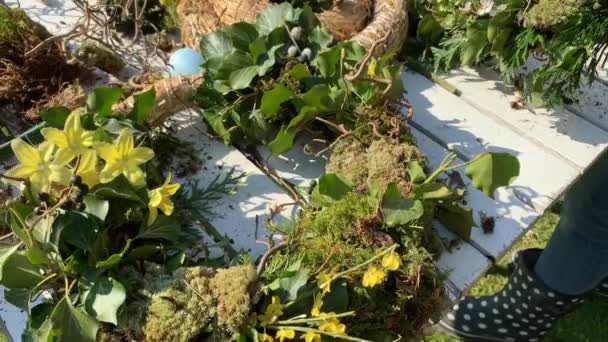 Vrouwelijke Bloemist Maken Handgemaakte Bloemen Krans Houten Tafel Tuin — Stockvideo