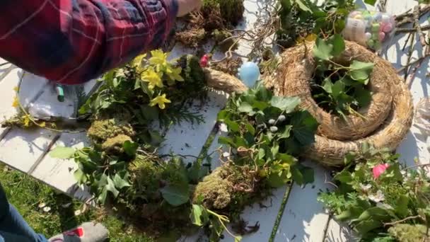 Vrouwelijke Bloemisten Maken Handgemaakte Bloemen Krans Houten Tafel Tuin — Stockvideo