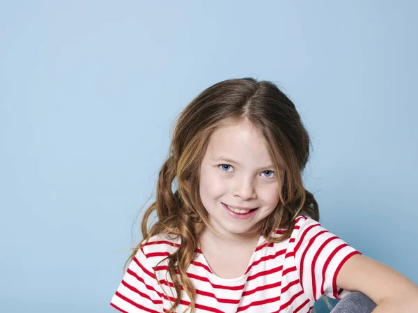 Retrato Menina Bonita Com Cabelo Encaracolado Shirt Listrada Sorrindo Olhando — Fotografia de Stock