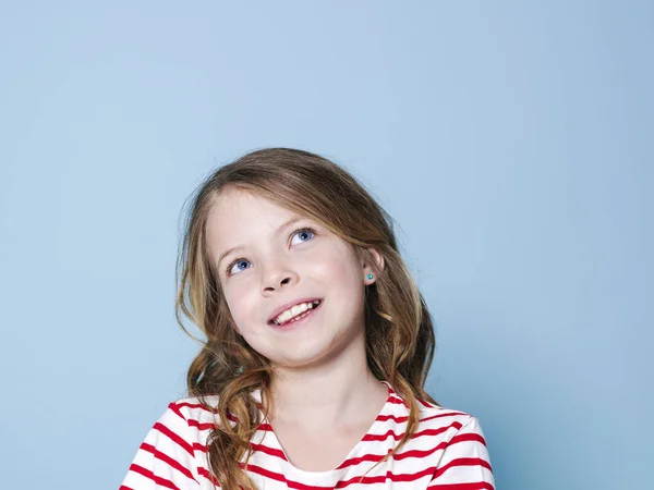 Portret Ładne Dziewczyny Kręcone Włosy Paski Shirt Uśmiechnięty Patrząc Przed — Zdjęcie stockowe