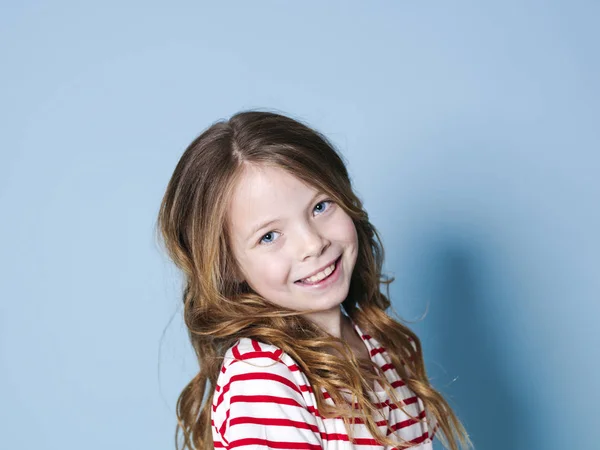 Retrato Chica Bonita Con Pelo Rizado Camiseta Rayada Sonriendo Mirando — Foto de Stock