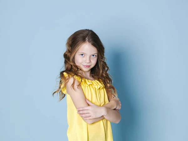 Lächelndes Hübsches Brünettes Mädchen Gelbem Top Posiert Mit Verschränkten Armen — Stockfoto