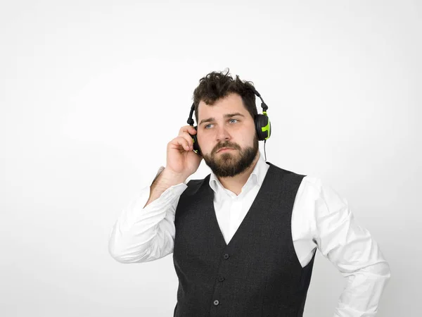 Hombre Guapo Con Barba Negra Escuchando Música Auriculares Posando Frente — Foto de Stock