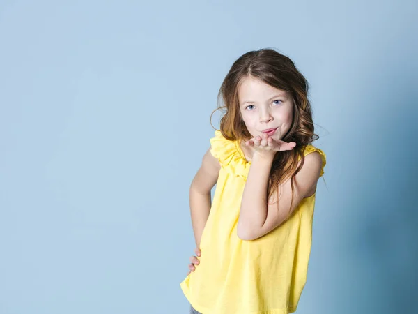 Lächelndes Hübsches Brünettes Mädchen Gelbem Top Sendet Luftkuss Und Posiert — Stockfoto