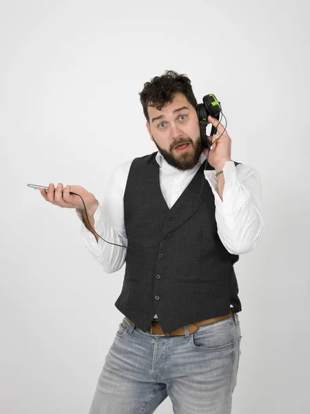 Hombre Divertido Con Barba Negra Escuchando Música Los Auriculares Sosteniendo — Foto de Stock