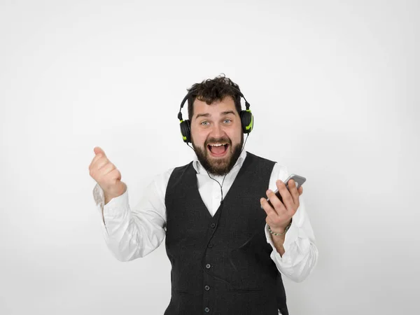 Hombre Divertido Con Barba Negra Escuchando Música Los Auriculares Sosteniendo — Foto de Stock