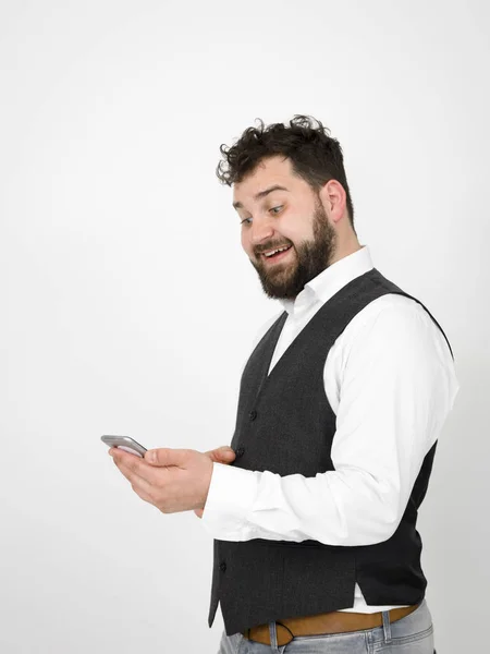 Terkejut Pria Dengan Jenggot Hitam Melihat Layar Smartphone Depan Latar — Stok Foto