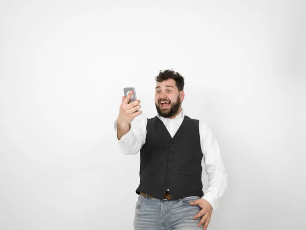Hombre Joven Con Barba Negra Mirando Teléfono Inteligente Mano Tomando — Foto de Stock
