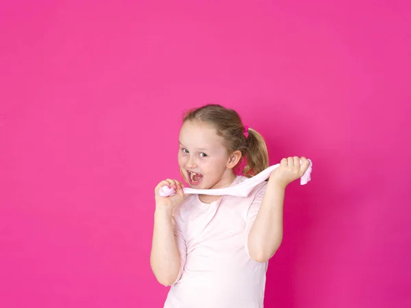 Linda Menina Loira Brincando Com Lodo Frente Fundo Rosa — Fotografia de Stock