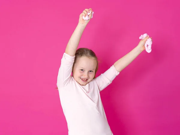 Linda Menina Loira Brincando Com Lodo Frente Fundo Rosa — Fotografia de Stock