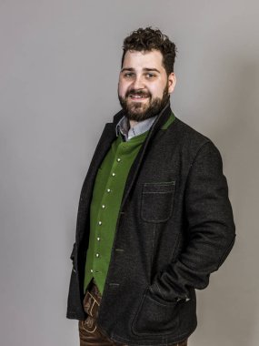 gri arka plan önünde poz geleneksel kostüm serin adam 