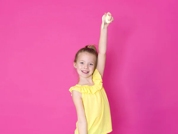 Schönes Kleines Mädchen Das Mit Gelbem Schleim Vor Rosa Hintergrund — Stockfoto