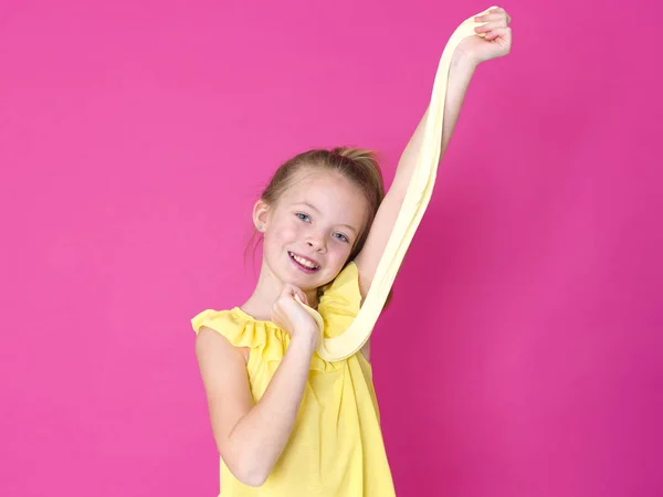 Schönes Kleines Mädchen Das Mit Gelbem Schleim Vor Rosa Hintergrund — Stockfoto