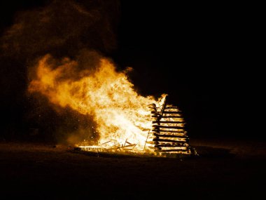 karanlık gece açık yanan parlak büyük şenlik ateşi  