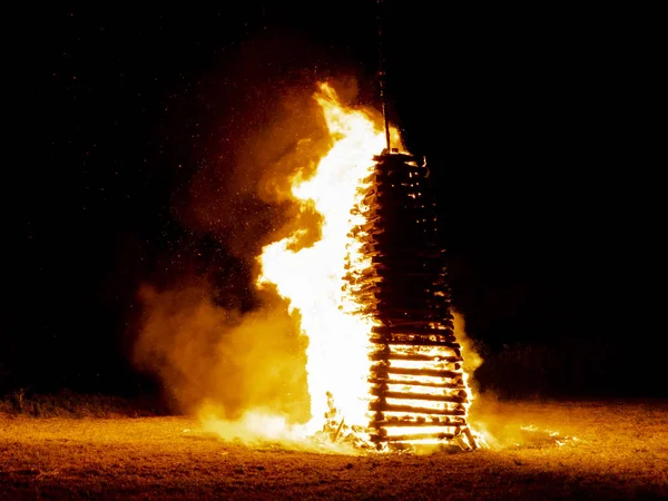 Brillante Enorme Hoguera Ardiendo Aire Libre Noche Oscura —  Fotos de Stock