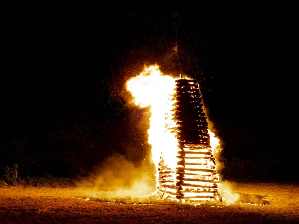 Brillante Enorme Hoguera Ardiendo Aire Libre Noche Oscura —  Fotos de Stock