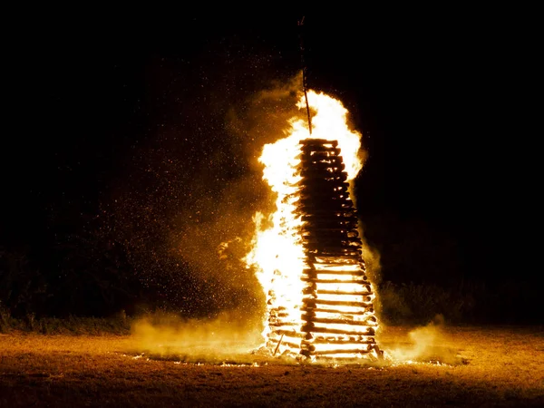 Heldere Enorme Vreugdevuur Brandende Buiten Donkere Nacht — Stockfoto