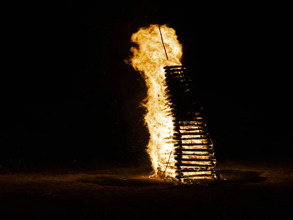 Heldere Enorme Vreugdevuur Brandende Buiten Donkere Nacht — Stockfoto