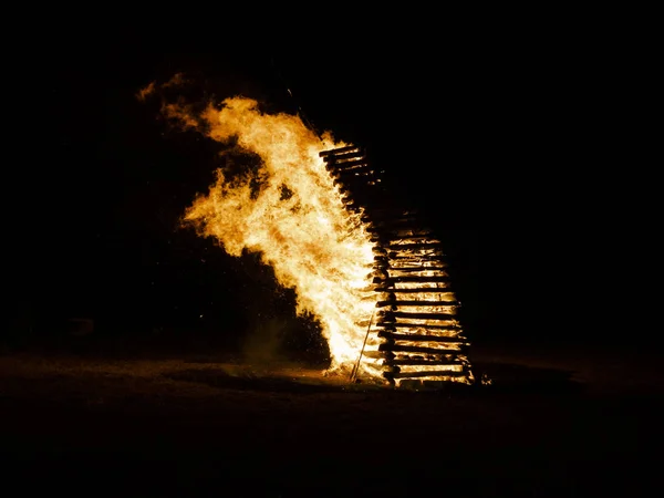 Heldere Enorme Vreugdevuur Brandende Buiten Donkere Nacht — Stockfoto