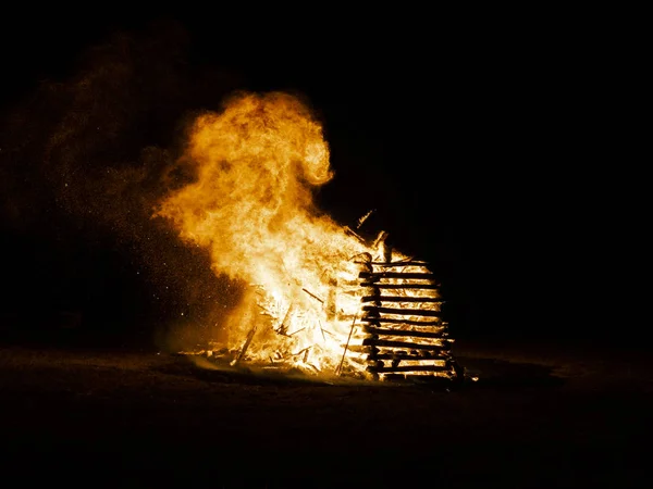 Bright Enormous Bonfire Burning Outdoor Dark Night — Stock Photo, Image