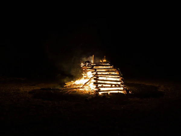 Fogueira Enorme Brilhante Queimando Livre Noite Escura — Fotografia de Stock