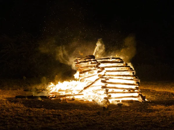 Bright Enormous Bonfire Burning Outdoor Dark Night — Stock Photo, Image