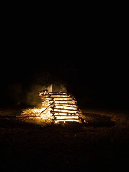 Brillant Énorme Feu Joie Brûlant Plein Air Dans Nuit Noire — Photo