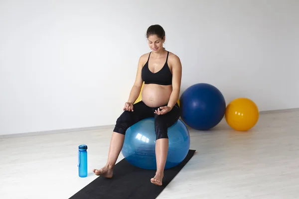 Belle Jeune Femme Enceinte Noir Vêtements Sport Relaxant Tout Étant — Photo