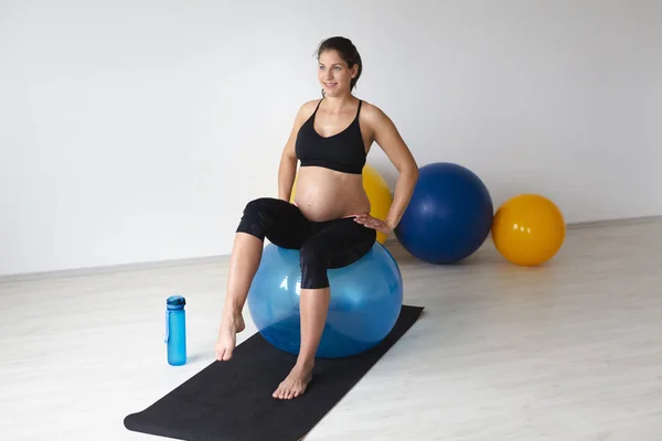 Belle Jeune Femme Enceinte Noir Vêtements Sport Relaxant Tout Étant — Photo