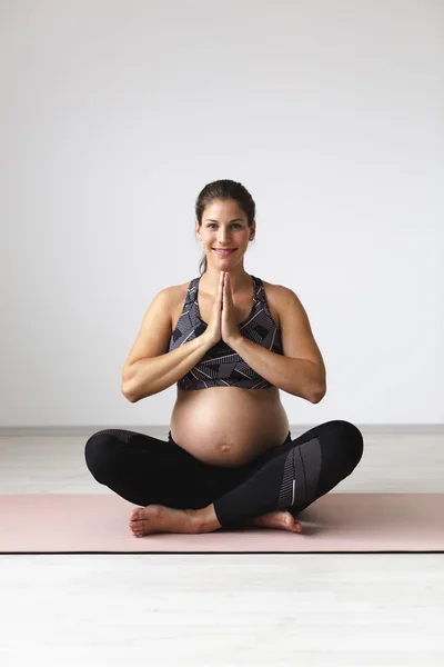 Mooie Jonge Zwangere Vrouw Zwarte Sportswear Houden Handen Namaste Tijdens — Stockfoto