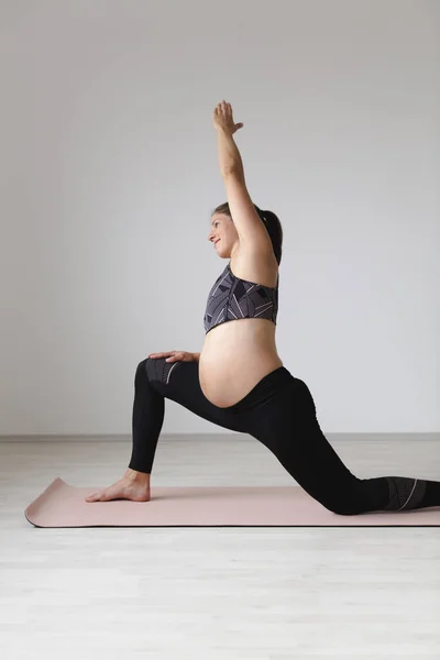 Embarazada Mujer Yogui Deportivo Ropa Deportiva Negro Estiramiento Estera Mientras — Foto de Stock