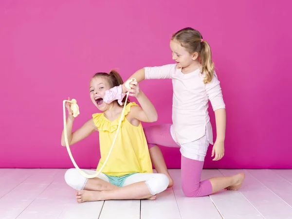 Irmãs Divertindo Enquanto Brincava Com Slimes Caseiros Frente Fundo Rosa — Fotografia de Stock